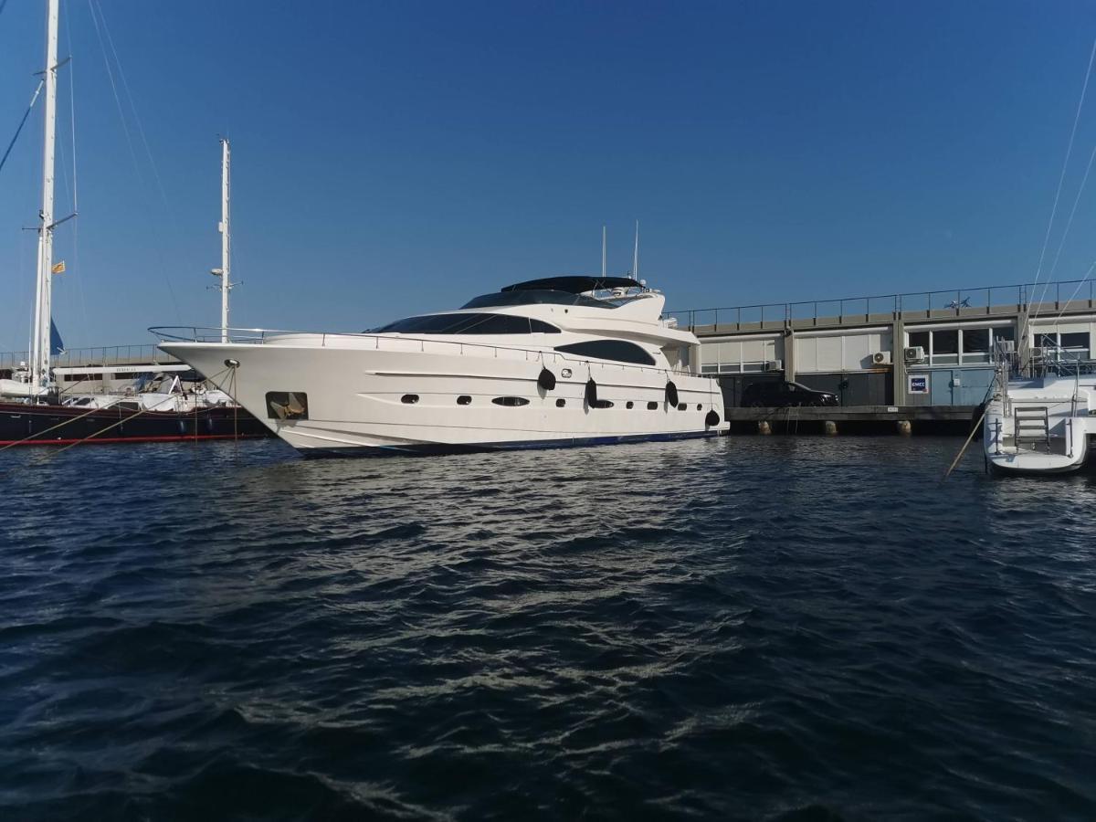 Rent Luxury Motor Yacht Botel Barcelona