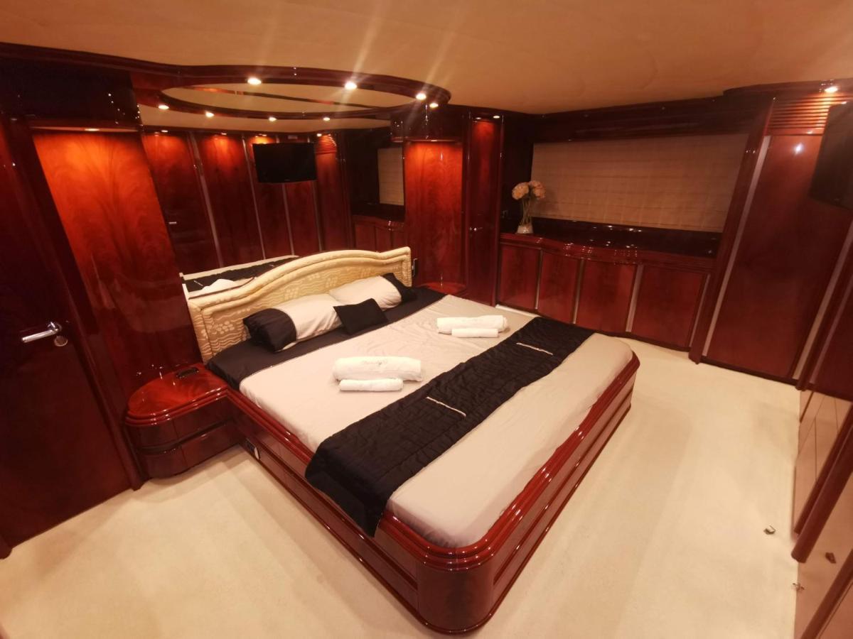 Rent Luxury Motor Yacht Botel Barcelona