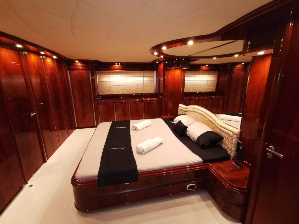 Rent Luxury Motor Yacht *