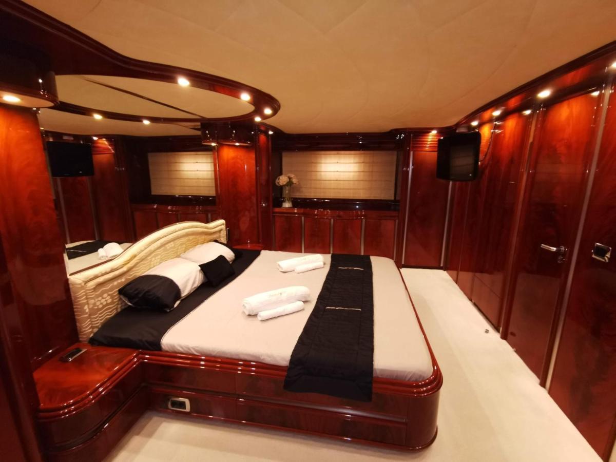Botel Rent Luxury Motor Yacht Barcelona