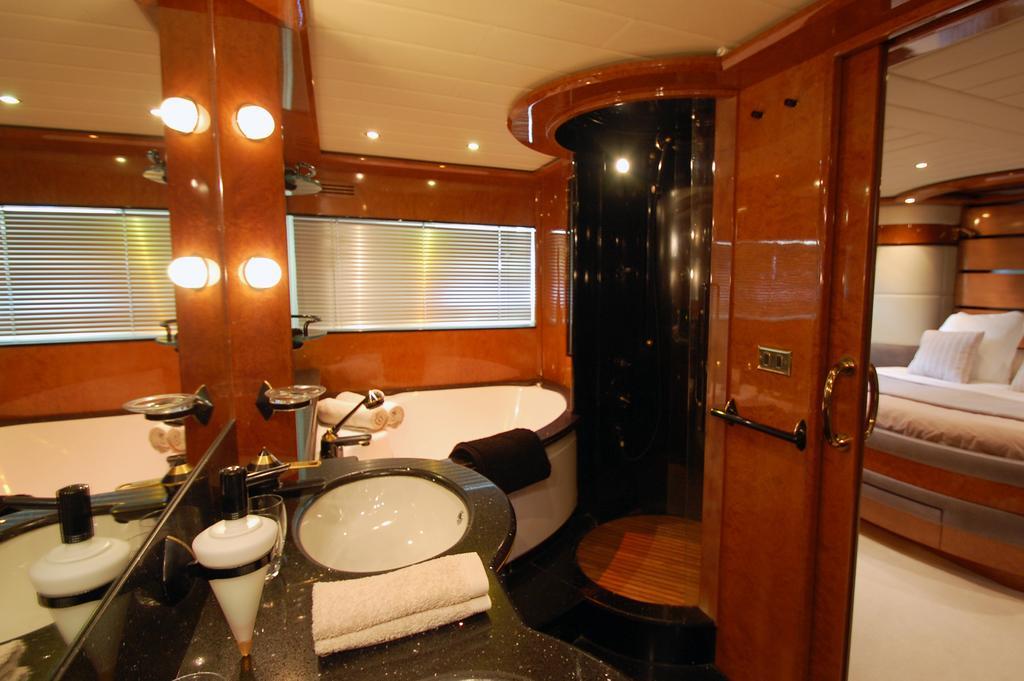 Botel Leigh Yacht