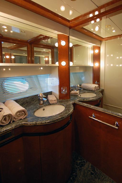Leigh Yacht Botel *