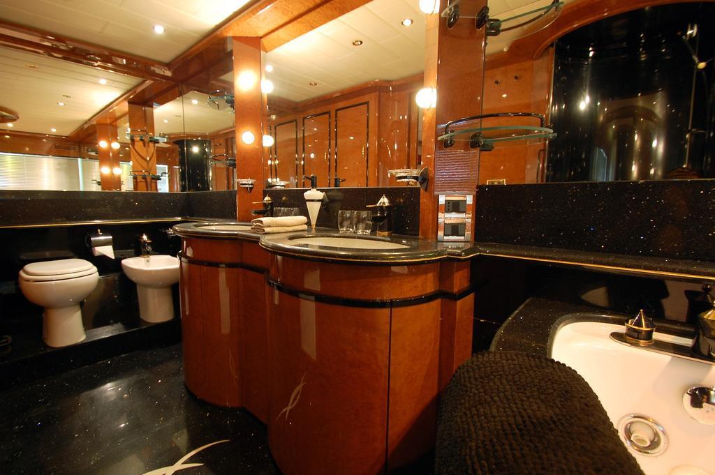 Botel Leigh Yacht Barcelona