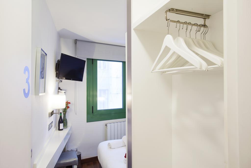 Triple With Private Bathroom In Gothic Maison d'hôtes 2*