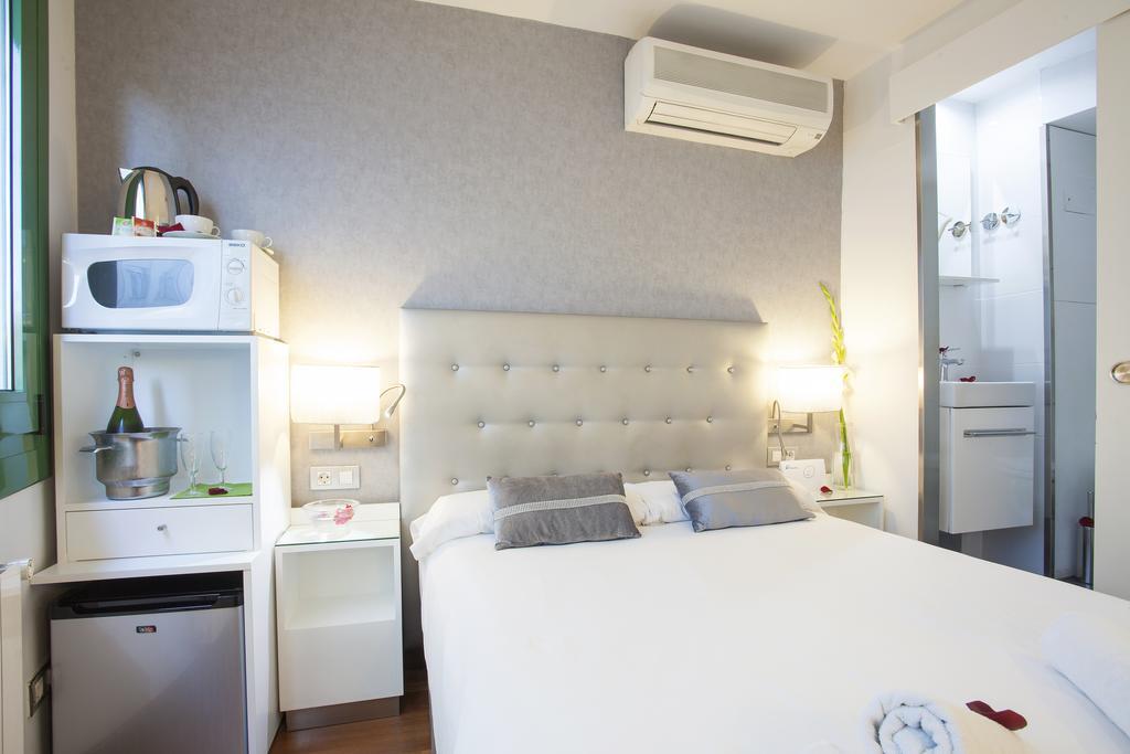 Triple With Private Bathroom In Gothic Maison d'hôtes 2*