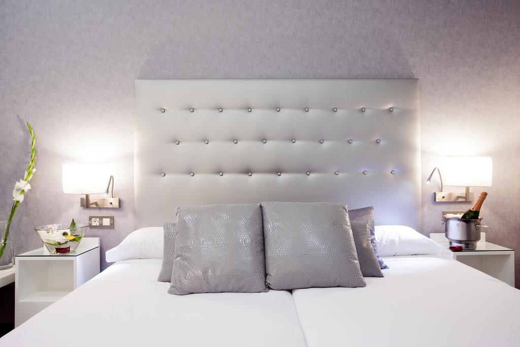 Triple With Private Bathroom In Gothic Maison d'hôtes 2*