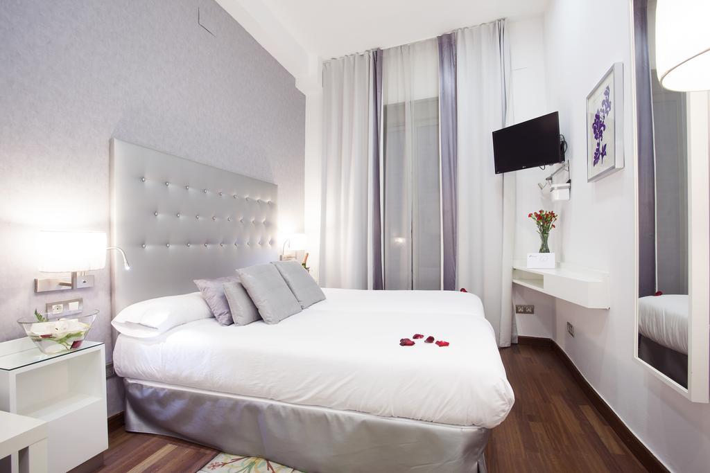 Triple With Private Bathroom In Gothic 2* Barcelone