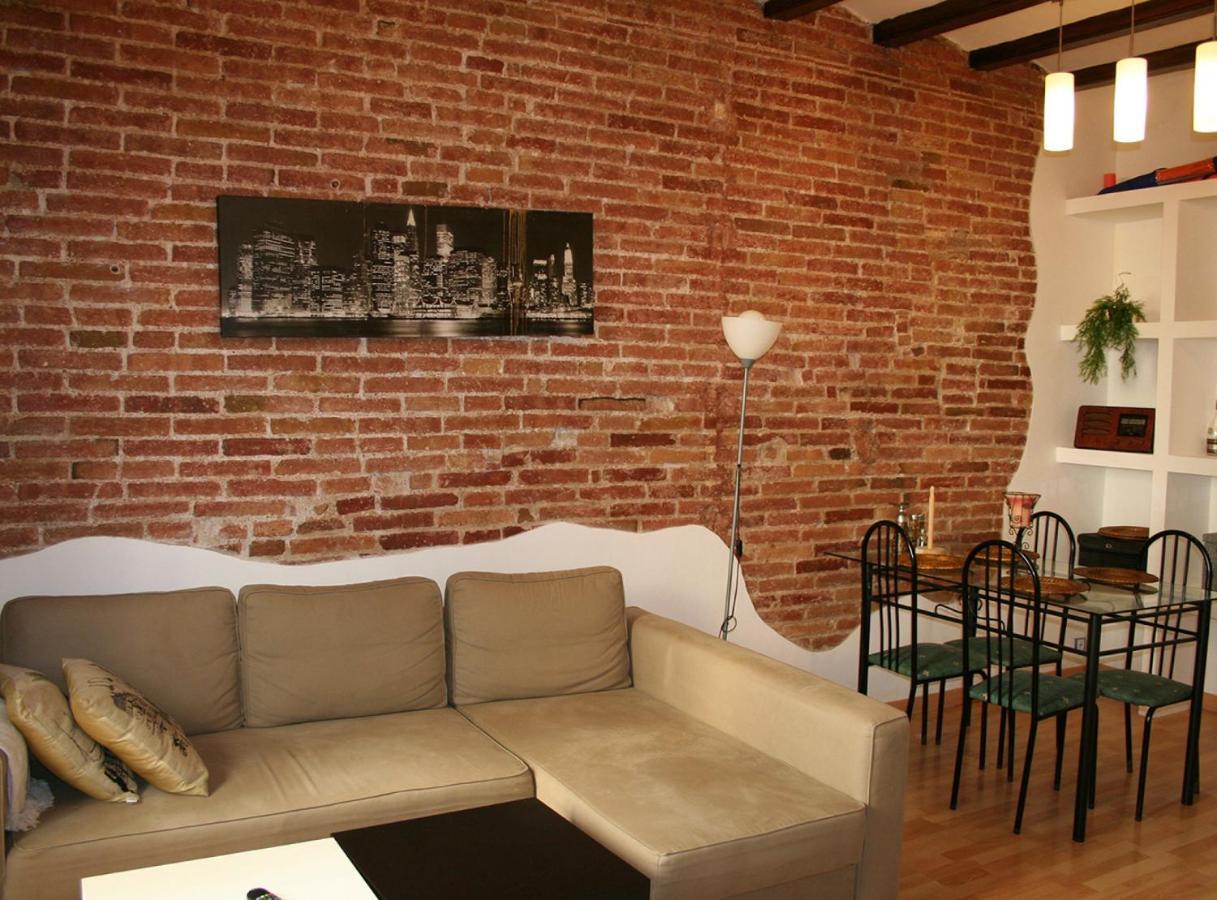 Rustic 2 Bedroom Poble Sec Apartment *