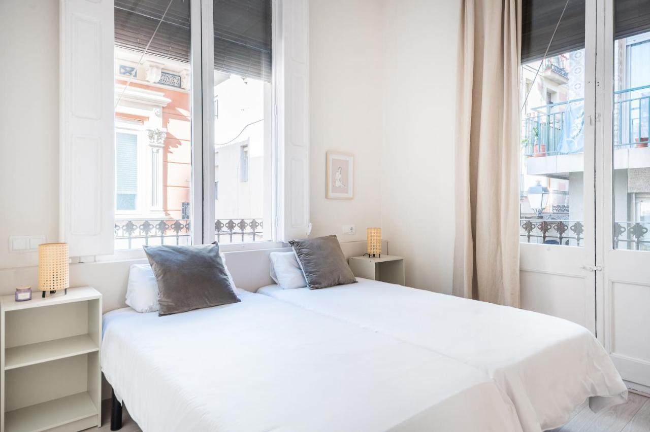 Light, Cozy Terrace And Local Life In Gracia
