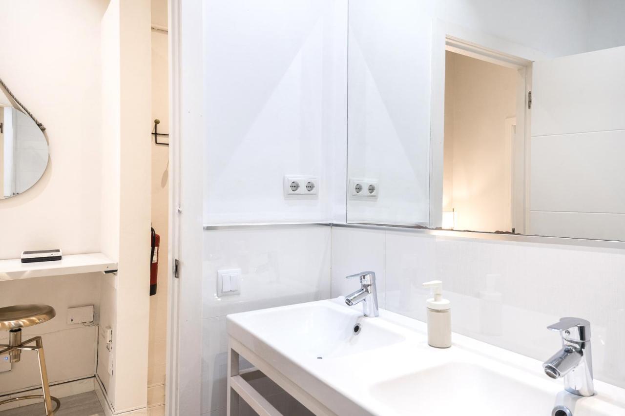 Cozy With Sunny Terrace In The Heart Of Gracia Appartement Barcelone