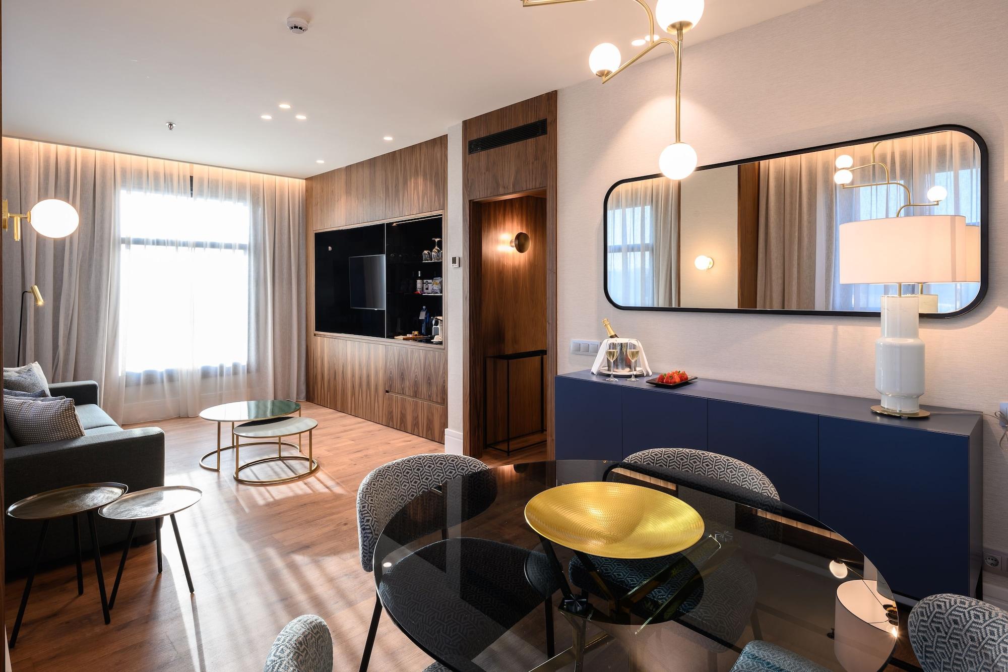 Catalonia Plaza Hotel