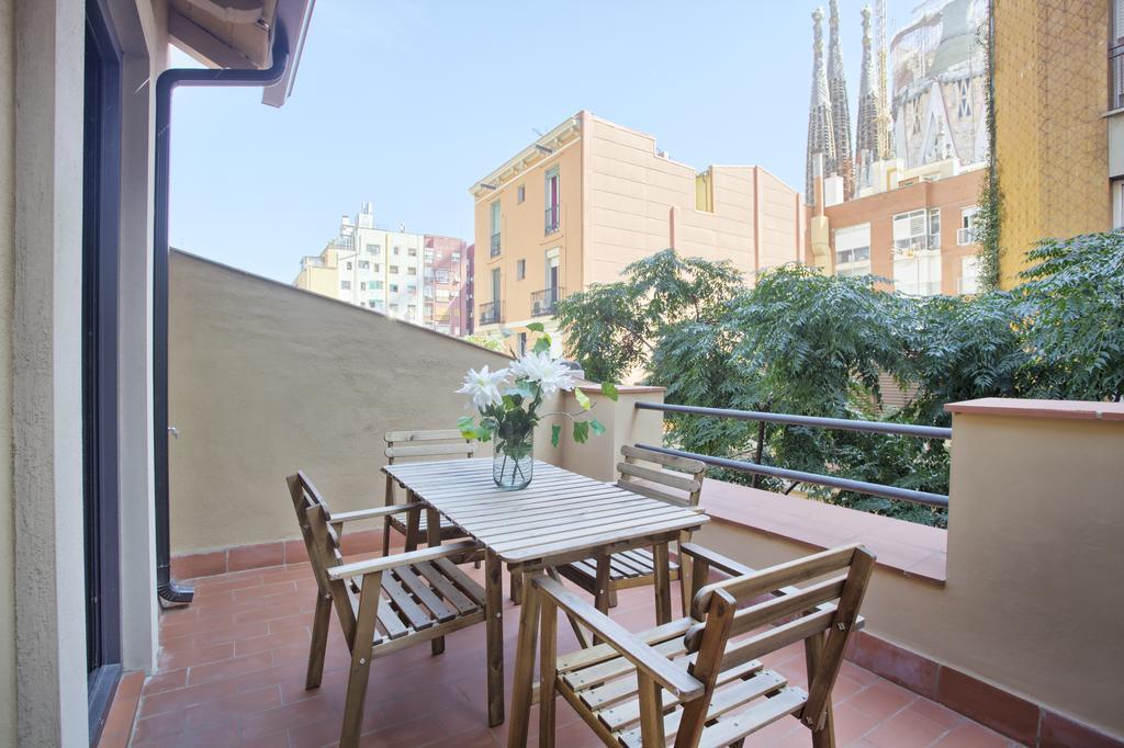 Short Group Sagrada Familia Serviced