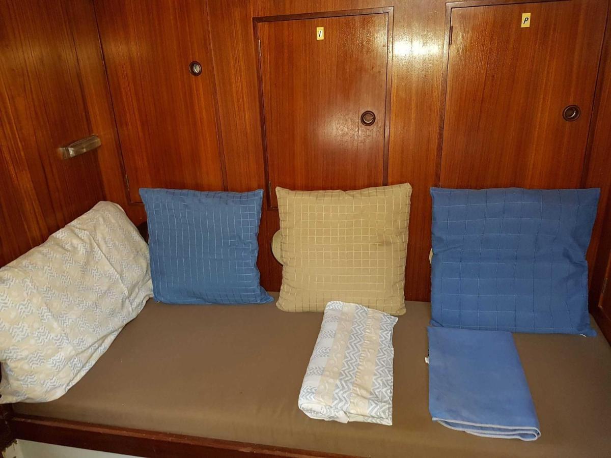 On A Beautiful Ocean Going Classic Schooner! Bateau-hôtel