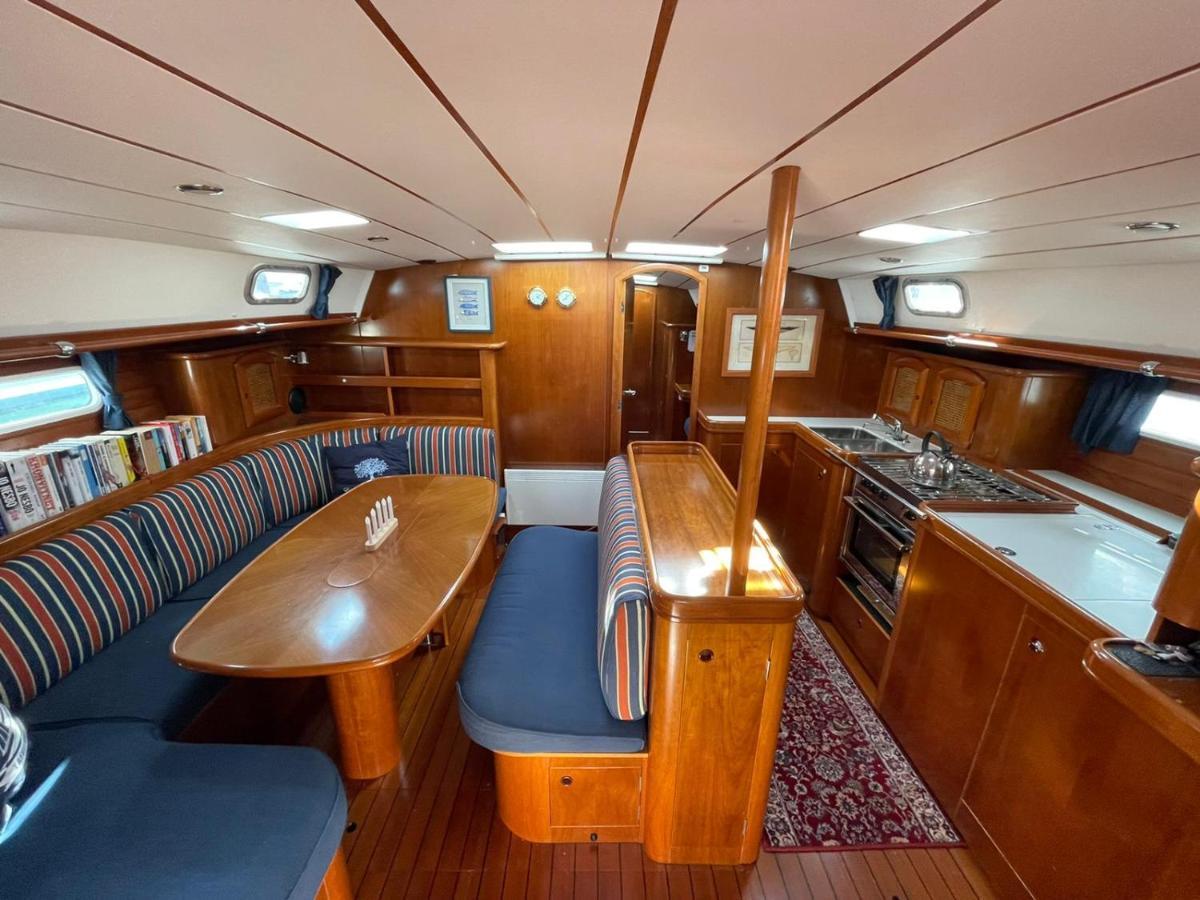 Beautiful And Comfortable Sailboat With Secure Parking Available Botel *