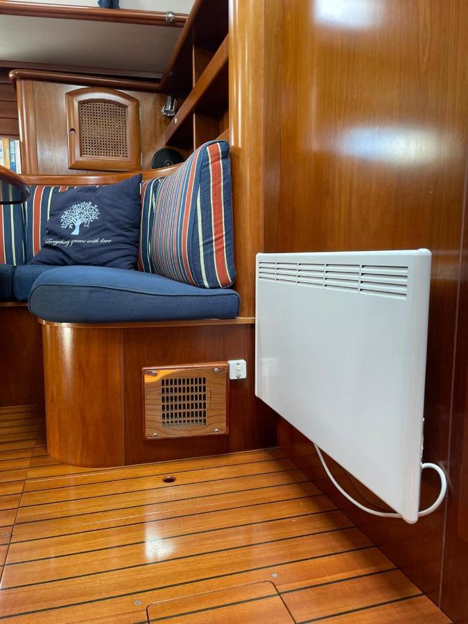 Beautiful And Comfortable Sailboat With Secure Parking Available * Barcelona