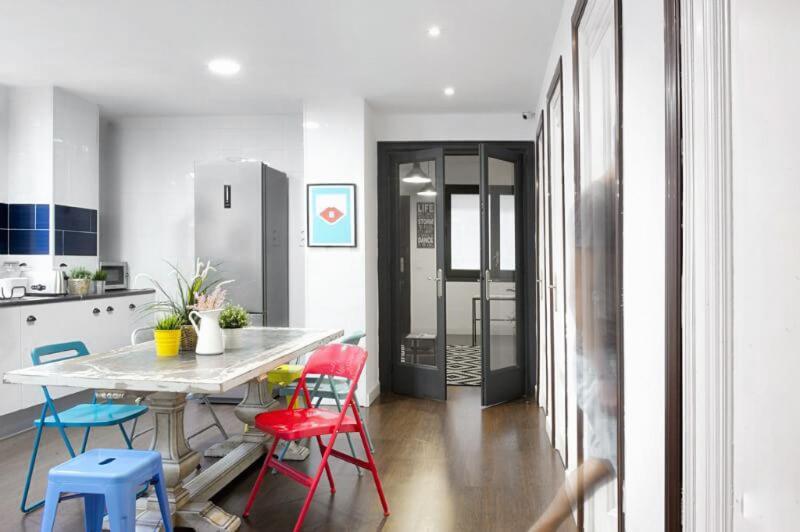 Traveller House 8 Bedroom Apartment Barcelona