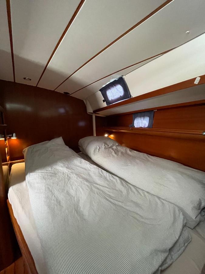 Beautiful And Comfortable Sailboat With Secure Parking Available Botel Barcelona