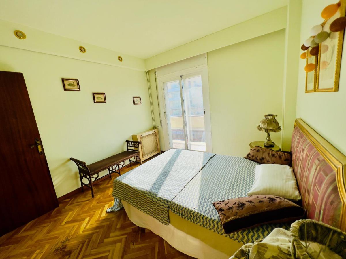 Your Second In With Private And Private Bathroom Close To Montjuic, Pl Espana, La Rambla, Ferry Port *