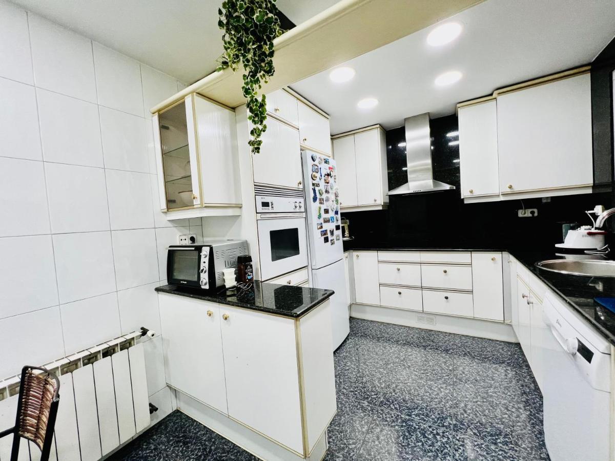 Habitación en casa particular Your Second In With Private And Private Bathroom Close To Montjuic, Pl Espana, La Rambla, Ferry Port *
