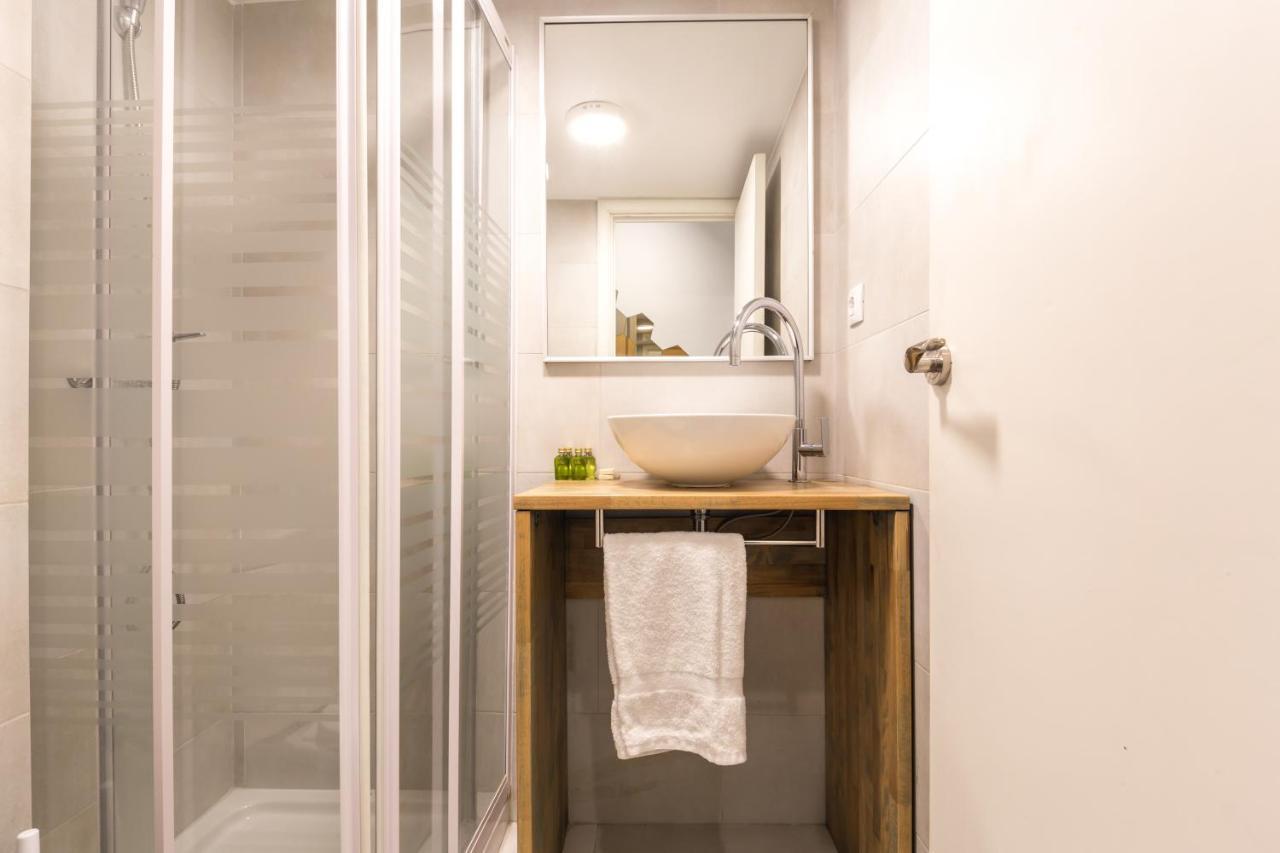 Find Calm At Cozy Sanctuary With Terrace Apartamento Barcelona