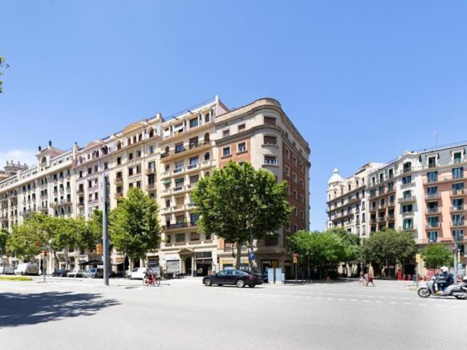 Lovely In Plaza Espana - Fira Montjuic *