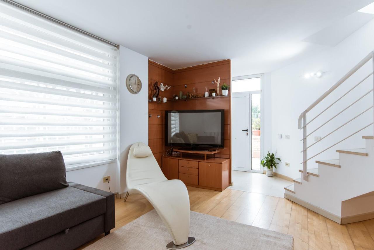 Two Bedroom Townhouse Within 10min Walk From Beach