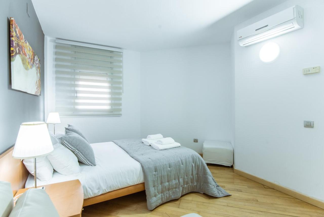 Two Bedroom Townhouse Within 10min Walk From Beach *