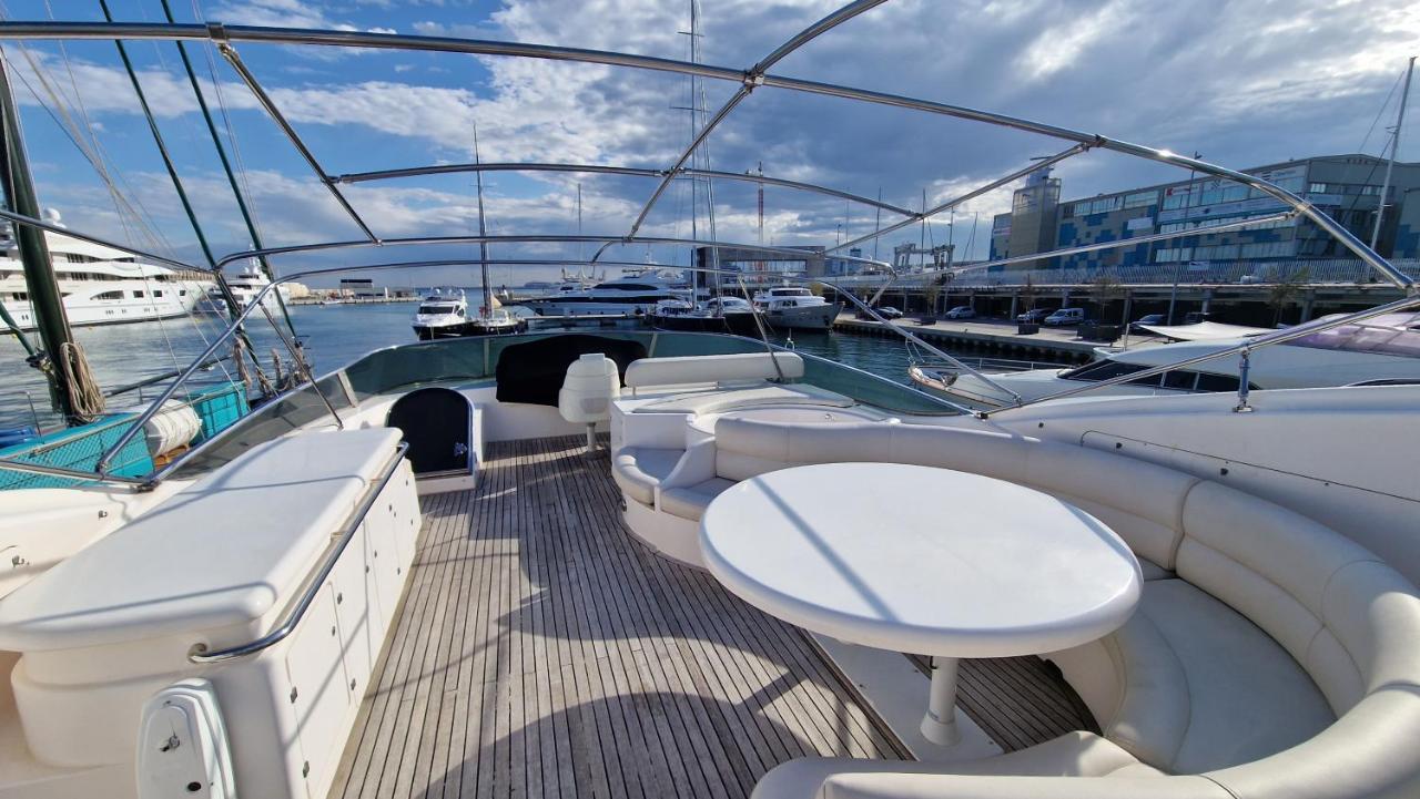 Magnificent Luxury Yacht In Center Bateau-hôtel