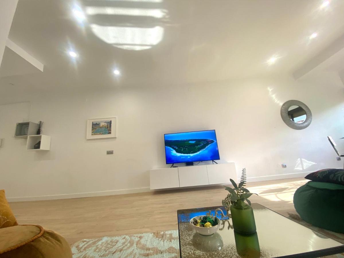 Apartment Chic Apartments- Free Parking - 10 Min From Bcn Centre By Metro Barcelona