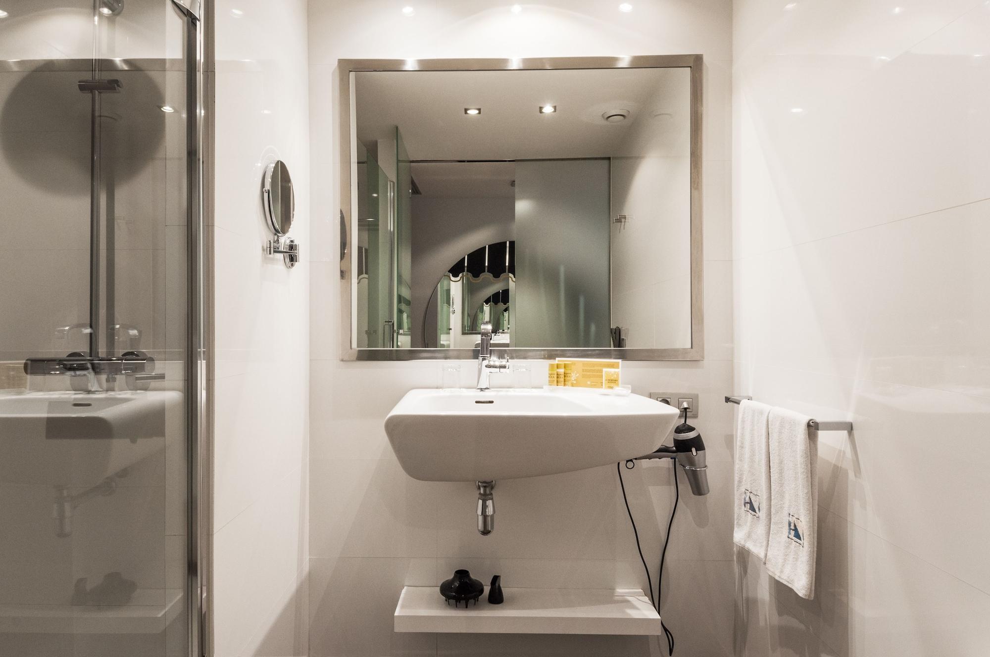 Hotel Ikonik Ramblas 4*