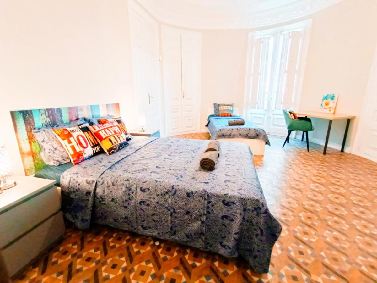 By Plaza Catalunya Hostel Barcelona
