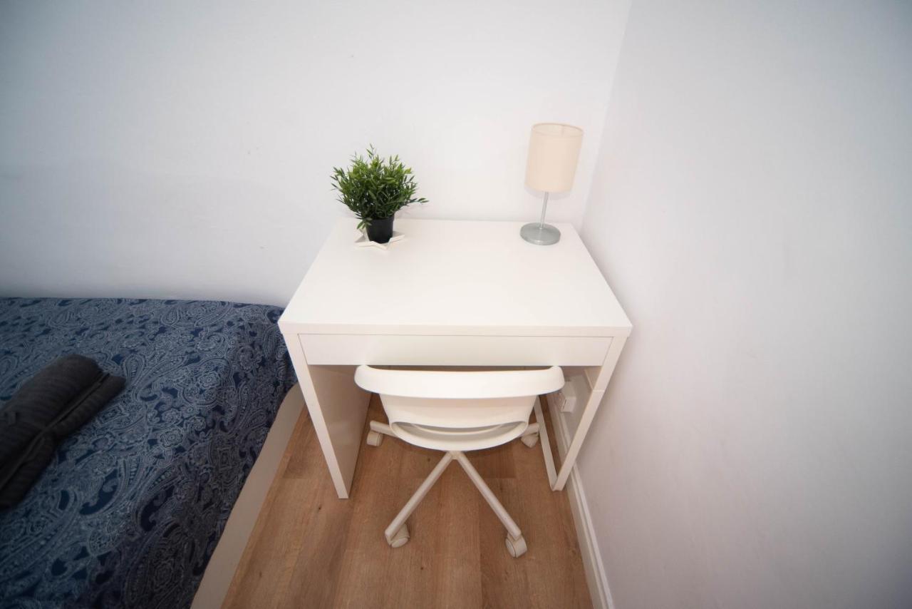 By Rambla De Catalunya Hostel
