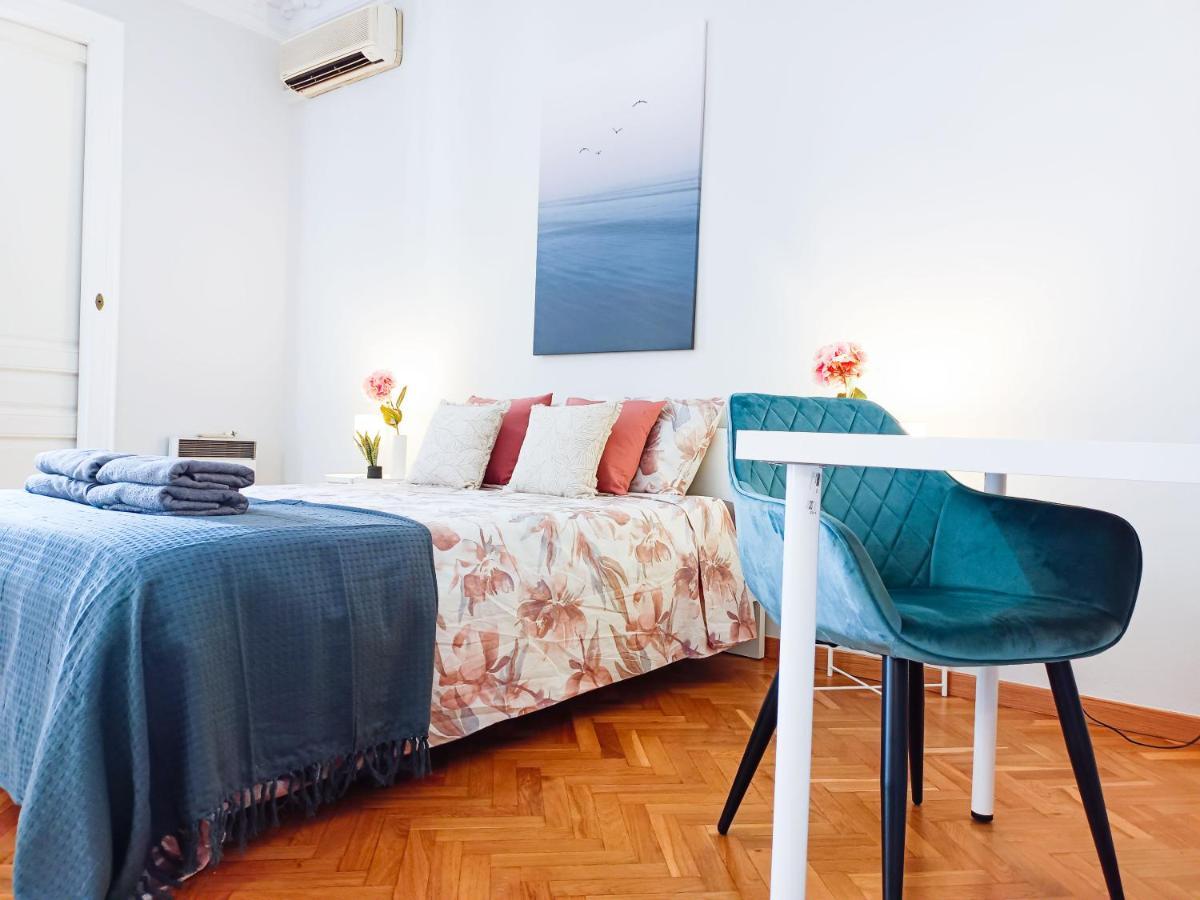 By La Pedrera - Diagonal Hostal *