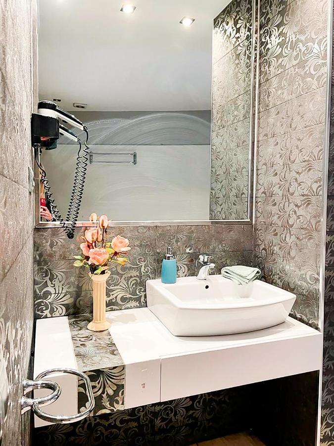 By La Rambla Rooms Hostel