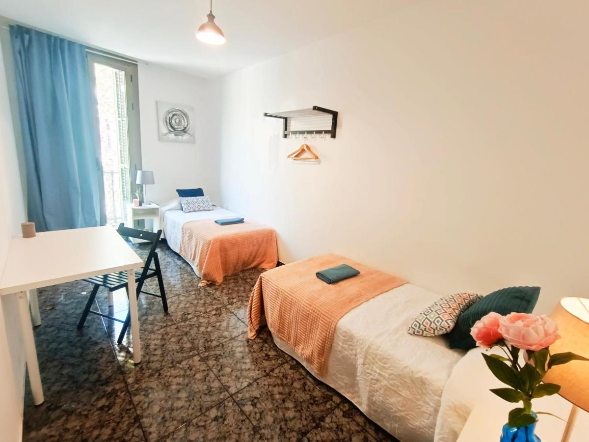 By Plaza Urquinaona Hostel