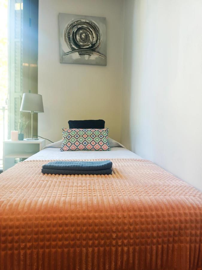 By Plaza Urquinaona Hostel *