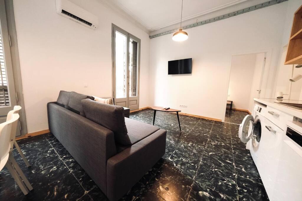 - Eixample Entresuelo Apartment *