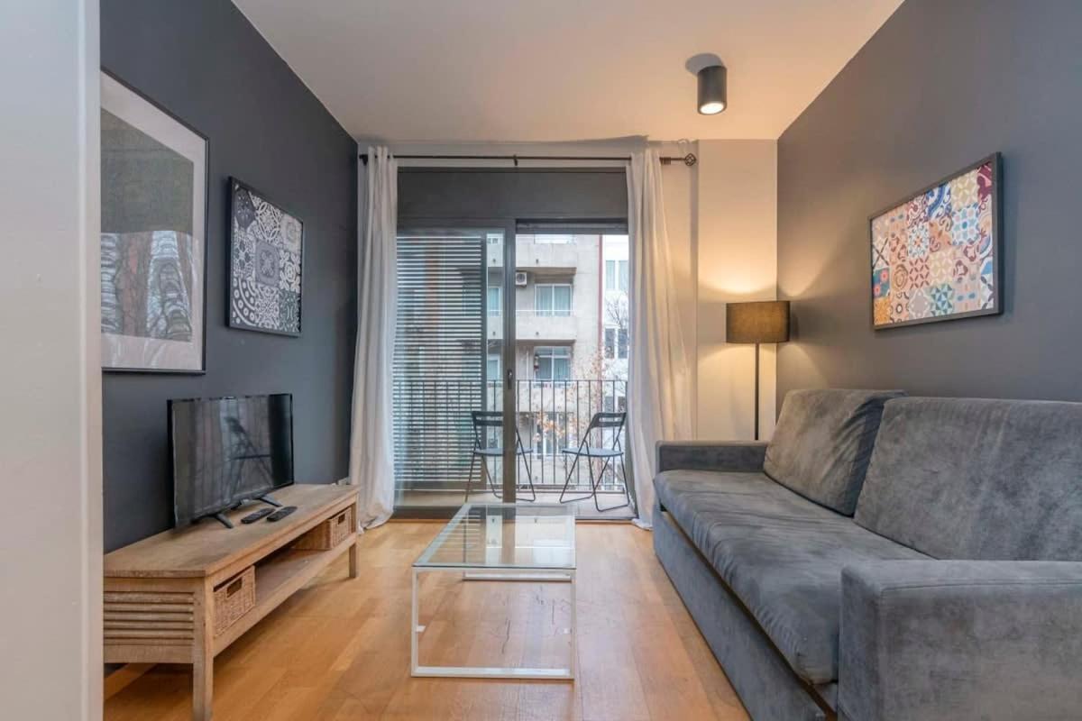 2 Bedroom With Balcony In Eixample 3-2 * Barcelona