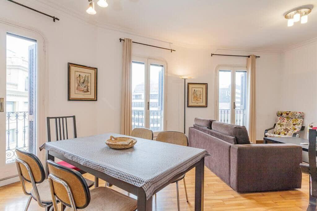 Big For 14 In The Heart Of Eixample Appartement Barcelona