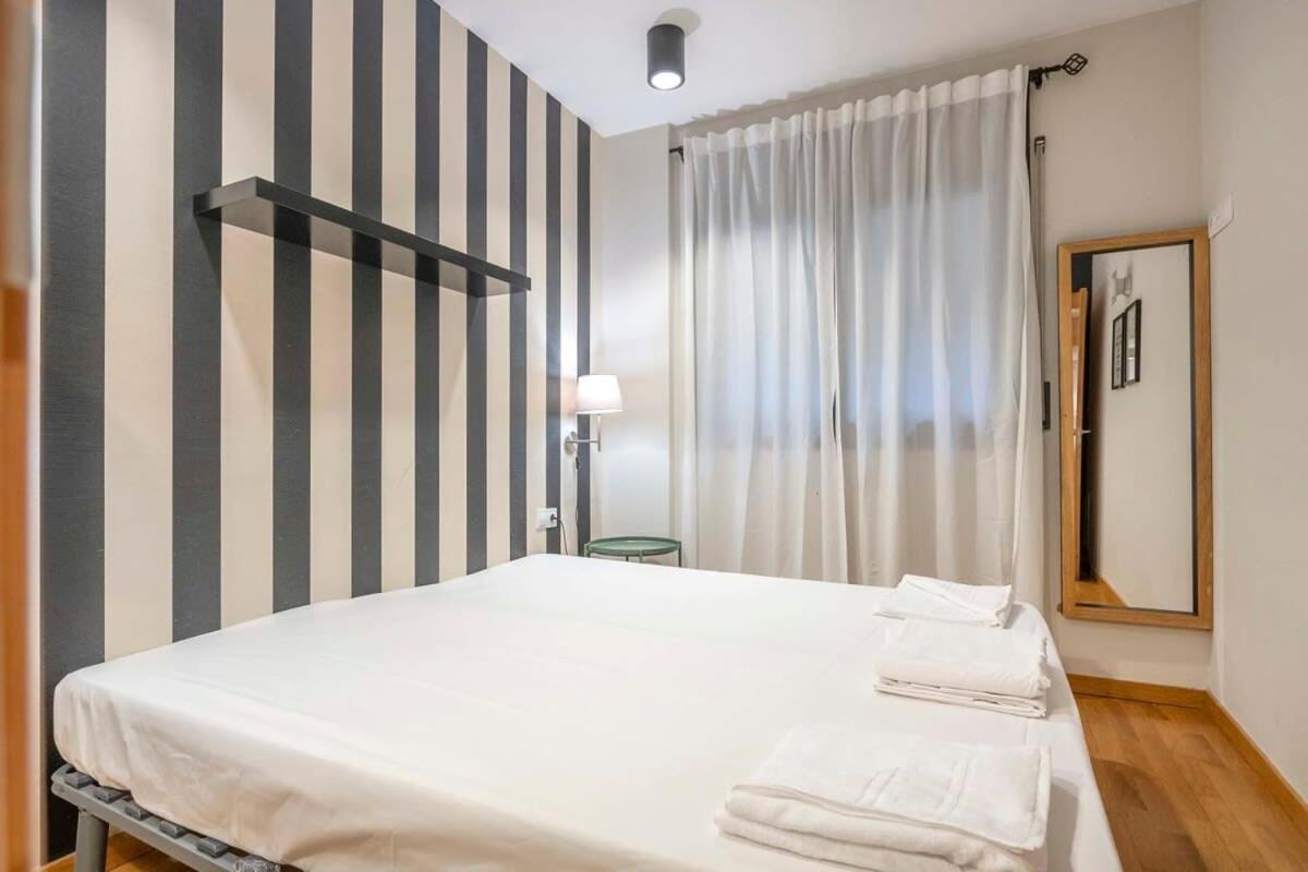 2 Bedroom With Balcony In Eixample 3-2 Apartment Barcelona