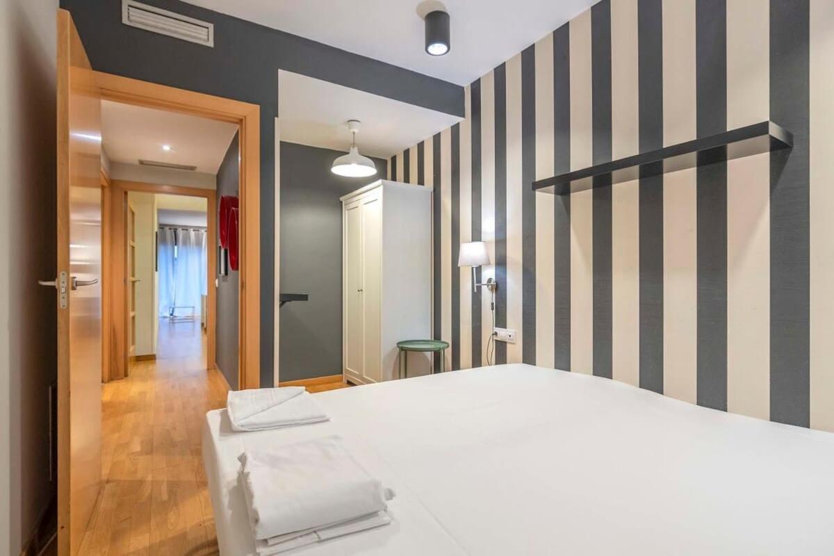 2 Bedroom With Balcony In Eixample 3-2 * Barcelona