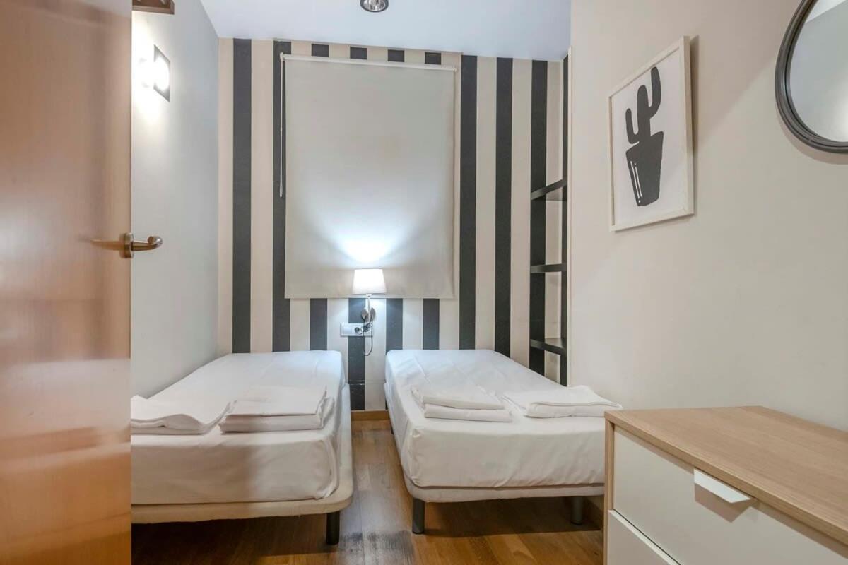 2 Bedroom With Balcony In Eixample 3-2 Apartment Barcelona