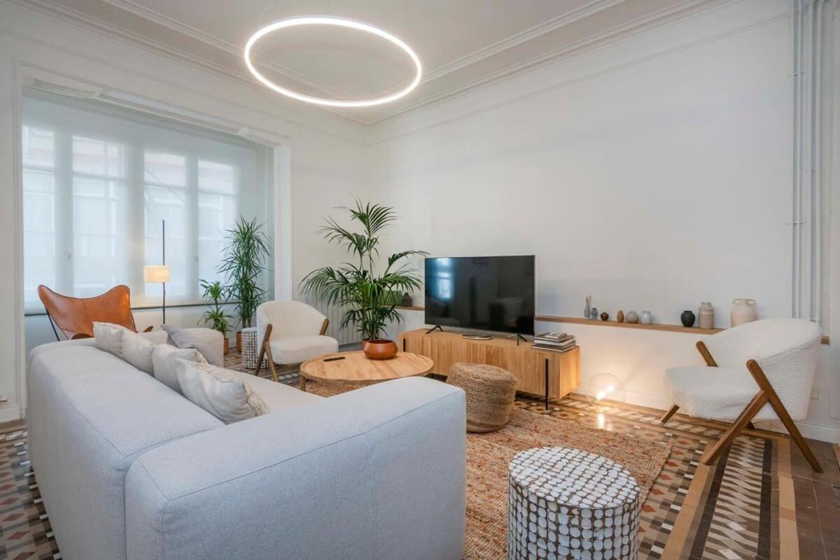 Amazing 5 Bd 5 Bathroom Next To Plaza Catalunya Appartement *