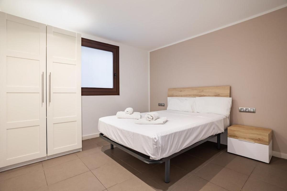 Modern And Bright 4bd Triplex In Paralel! Holiday home