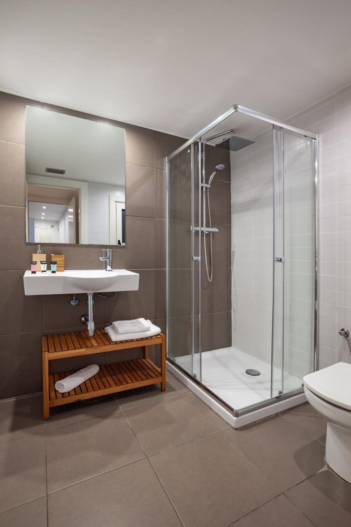 Modern And Bright 4bd Triplex In Paralel! Holiday home *