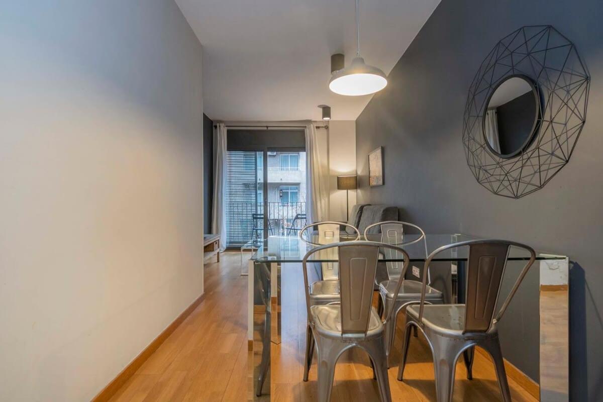 2 Bedroom With Balcony In Eixample 3-2 Apartment *
