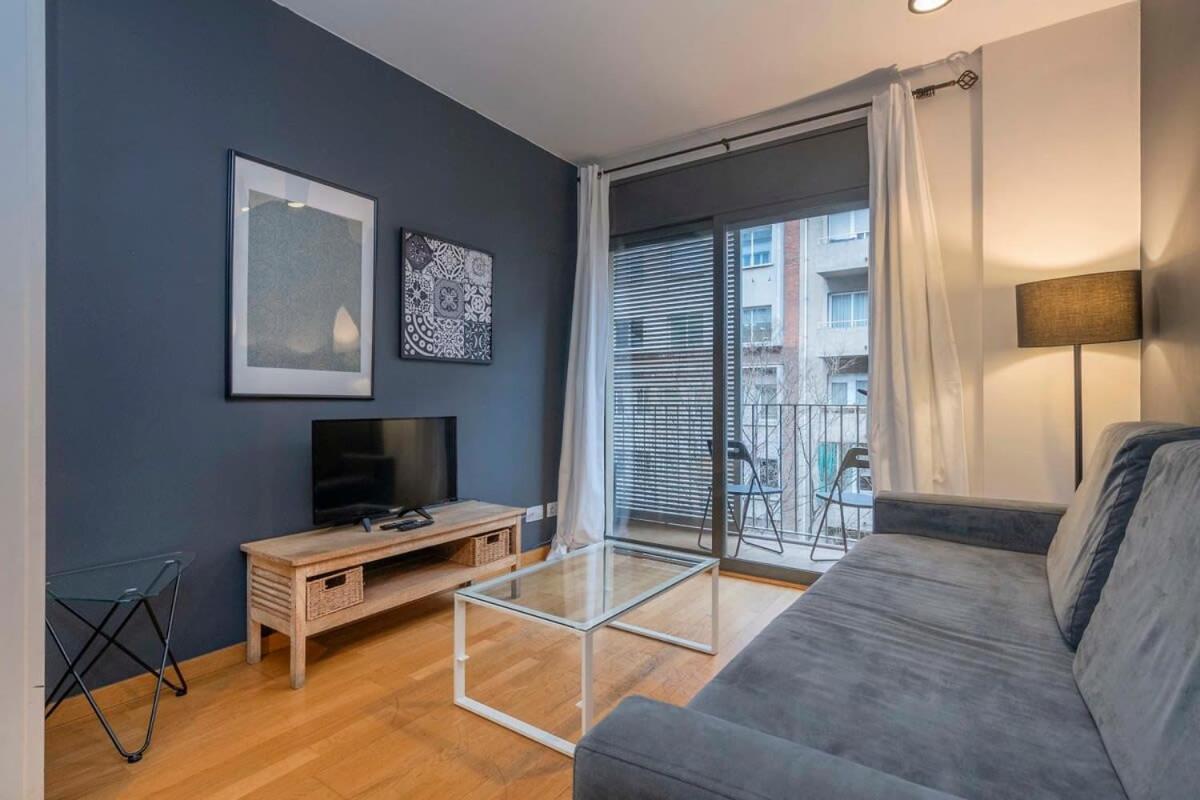2 Bedroom With Balcony In Eixample 3-2 * Barcelona