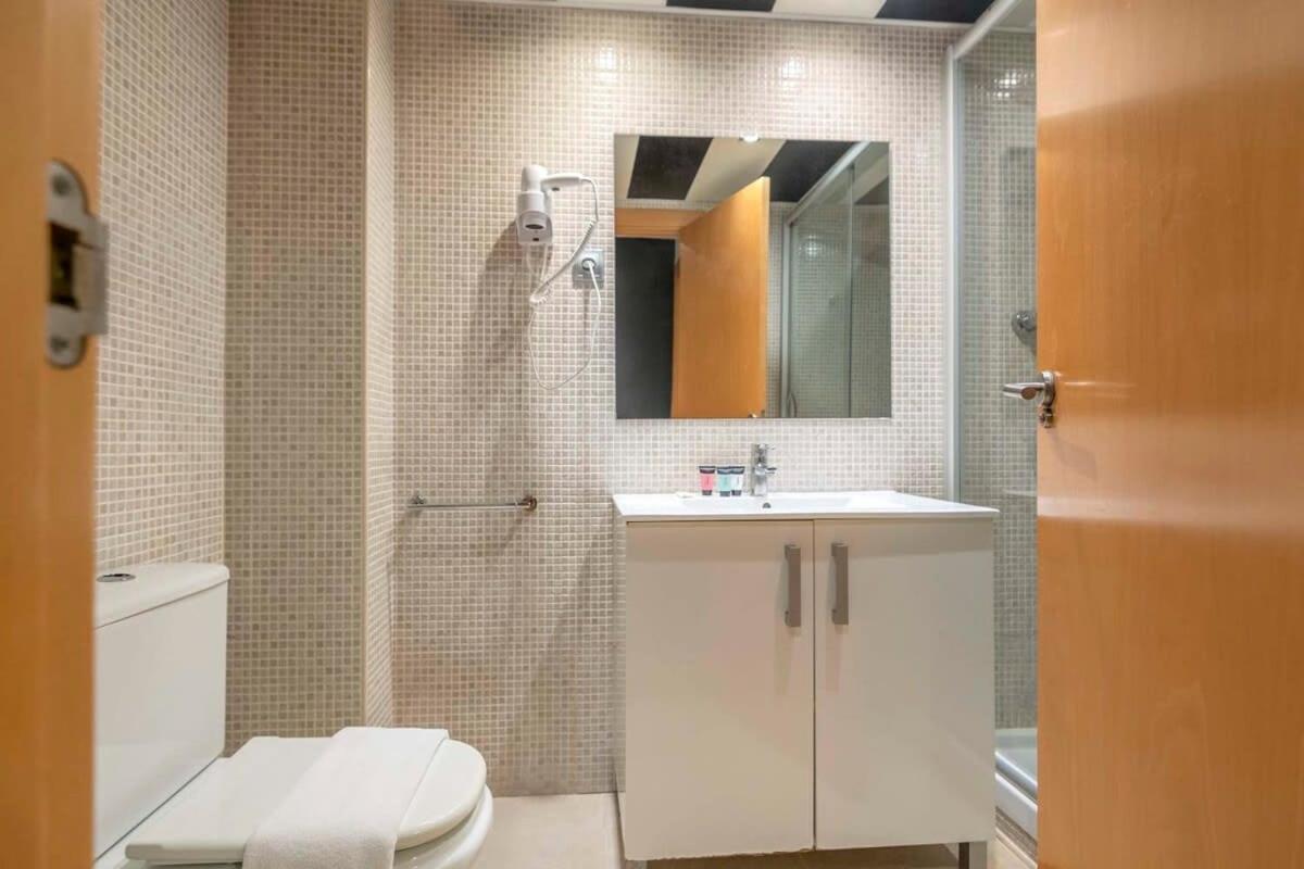 2 Bedroom With Balcony In Eixample 3-2 * Barcelona