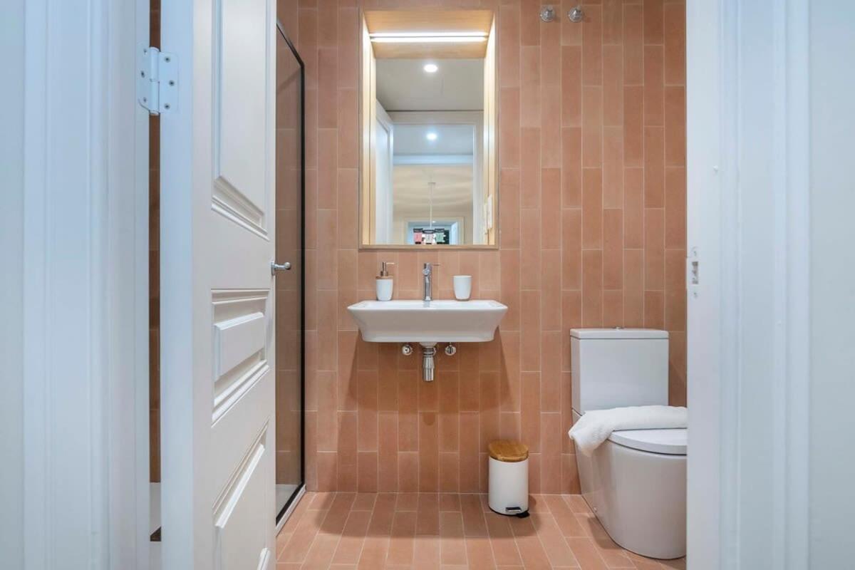 Amazing 5 Bd 5 Bathroom Next To Plaza Catalunya
