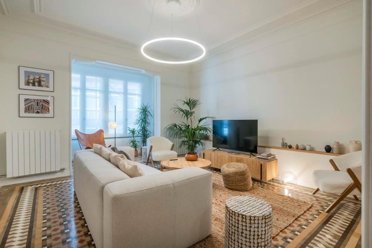 Amazing 5 Bd 5 Bathroom Next To Plaza Catalunya *